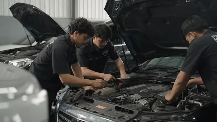 Mekanik Berlin 188 Garage memeriksa ruang mesin Mercedes-Benz