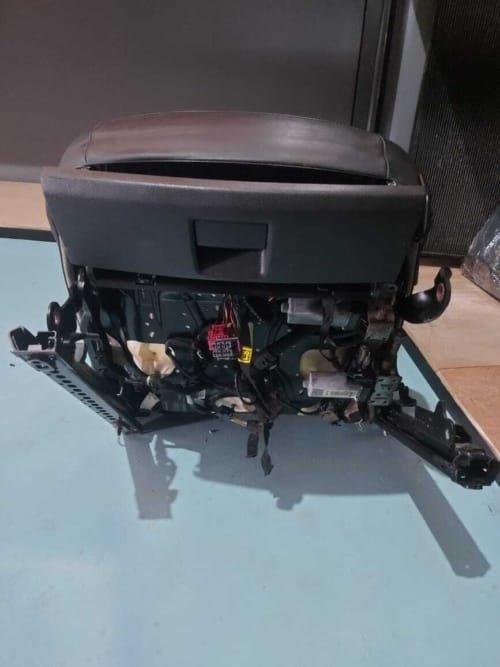 KURSI DEPAN KIRI AUDI A6.